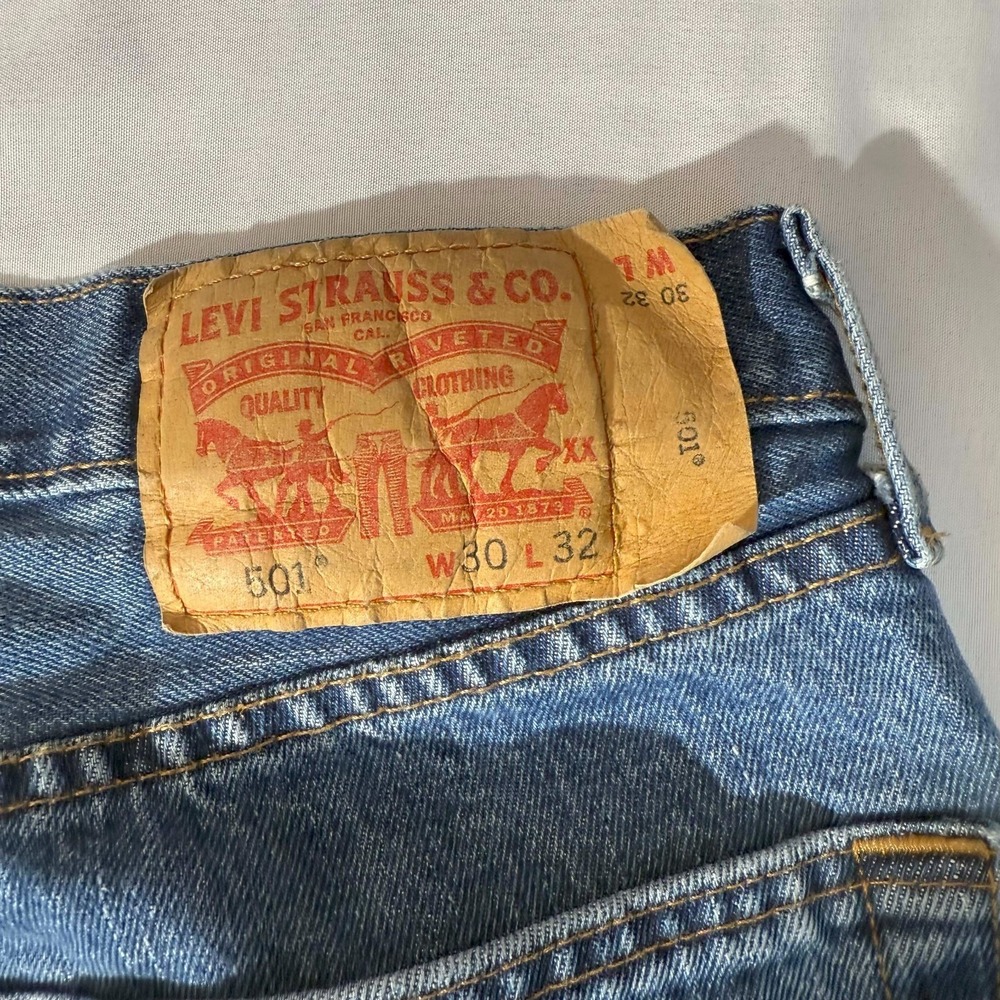 Levis Jeans 501 Mens 30x32 CUTOFF HEM Medium Stonewash Button Fly 00501-0193 - Picture 8 of 12